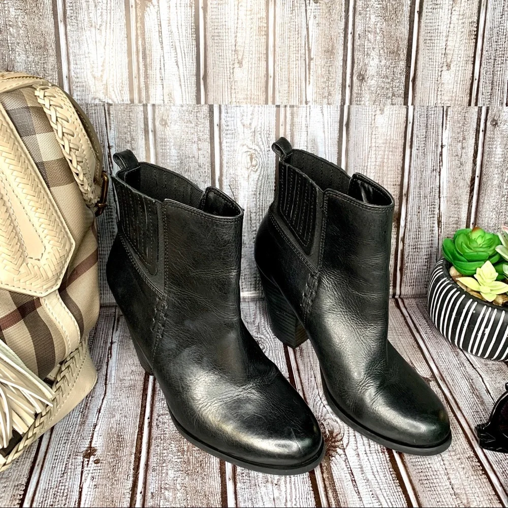 VINCE CAMUTO Classic Fall Minimalist Black Leather VP-Highland Ankle Boots, 6.5